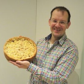 Markus Baumann mit Apfelkuchen