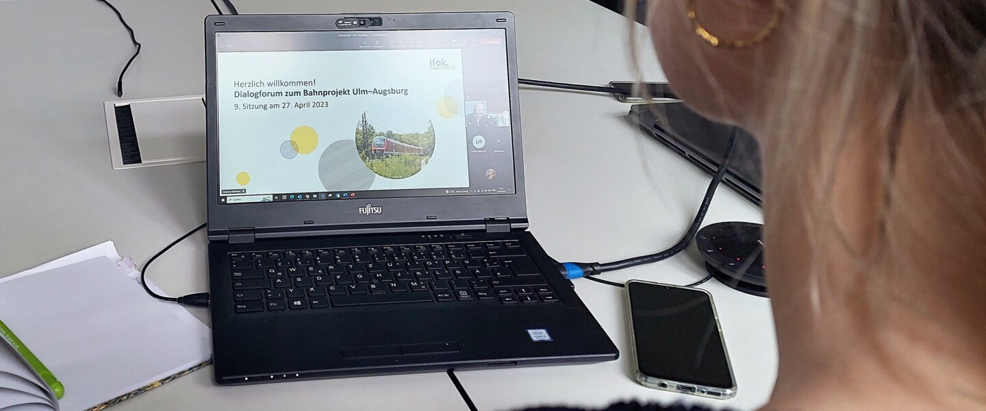 Laptop mit virtueller Sitzung des Dialogforums