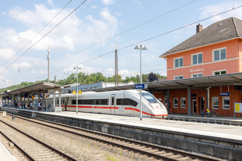 Fern-Verkehr am Bahnhof Günzburg