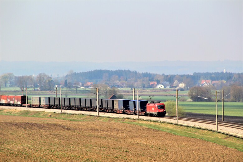Güterzug vor Feld