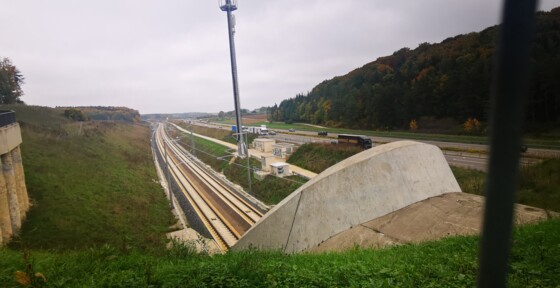 Strecke Wendlingen Ulm neben der Autobahn